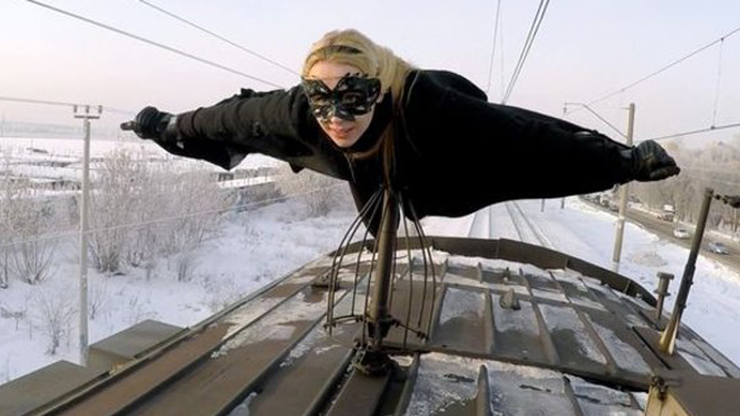 Aksi Ekstrim Remaja Rusia ‘Terbang’ di Atas Kereta Listrik!