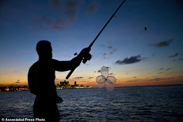 Seorang nelayan pancing ikan pakai kondom