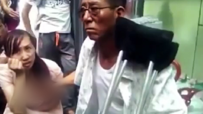 Alamak! Peramal Ini Baca Masa Depan dengan Sentuh Buah Dada!