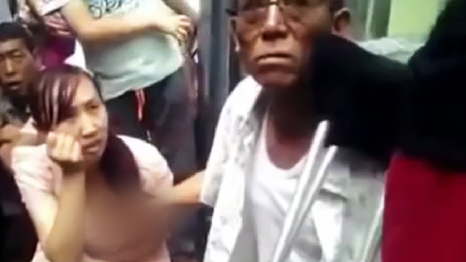 Alamak! Peramal Ini Baca Masa Depan dengan Sentuh Buah Dada!
