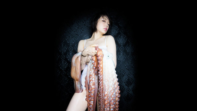 Namada: Model Seksi Asal Jepang Ini Berpose Hot dengan Gurita!