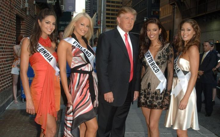 Donald Trump berfoto bareng sejumlah Miss Universe.