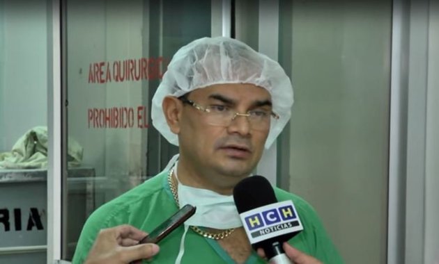 Dr. Dennis Chirinos, urolog yang menangani pasien penis amputasi.