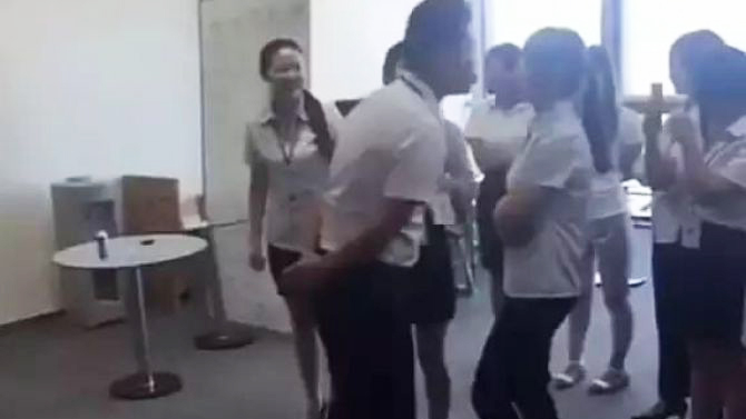 Aturan Aneh, Di Kantor Ini Pegawai Wanita Harus Cium Bos Setiap Pagi!