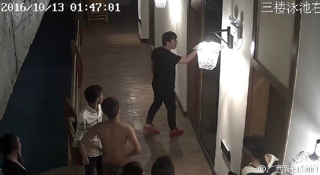 Seorang pria Cina dipukuli lantaran berisik pas bercinta di hotel.