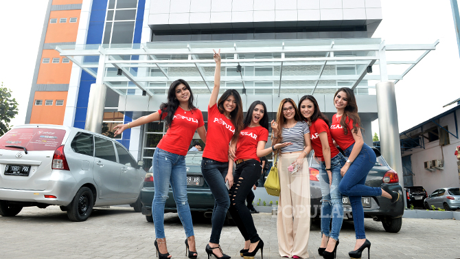 Grand Finalis Miss POPULAR 2016 dan Carol Wong (Makassar Event) foto bareng di depan kantor Tribun Timur