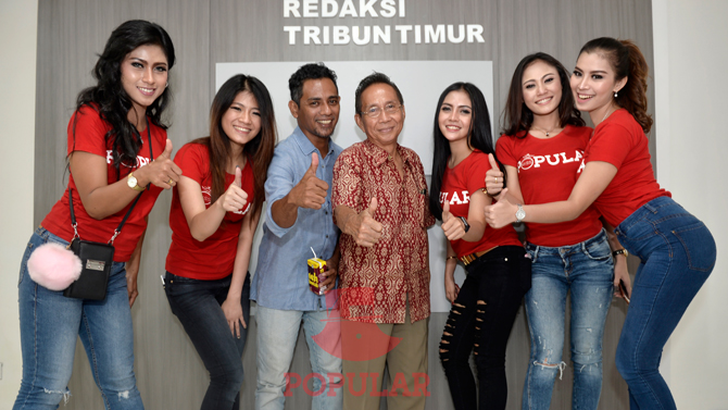 Grand Finalis Miss POPULAR 2016, pihak Makassar Event, dan Ronald Ngantung berfoto bareng di ruang Redaksi Tribun Timur