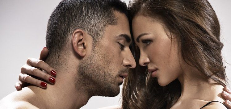 Bangkitkan Gairah Pasanganmu dengan 5 Teknik Ciuman yang Disukai Wanita Ini!