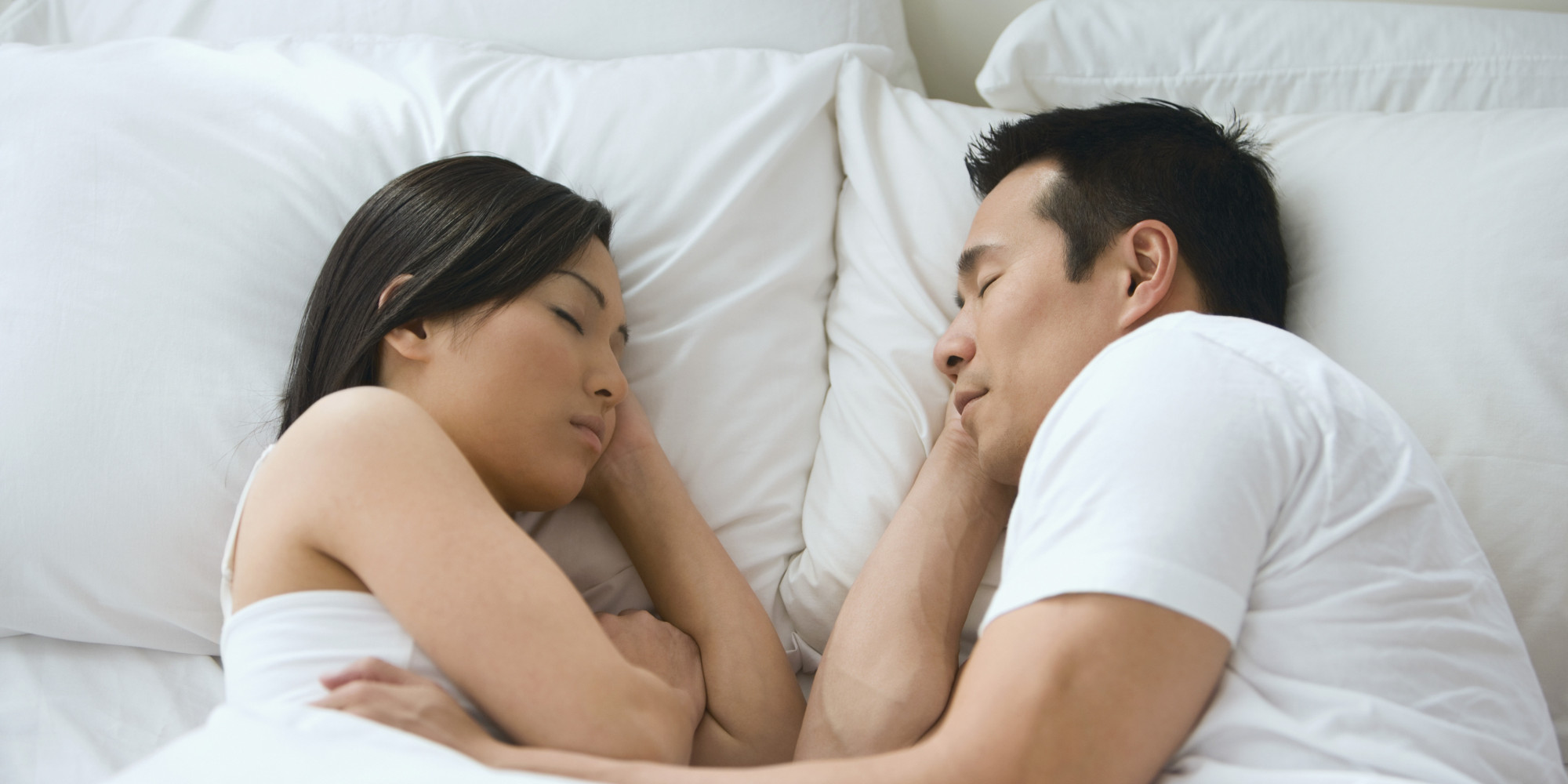 Jangan Remehkan 6 Manfaat Tidur Seranjang Bersama Pasangan Ini!