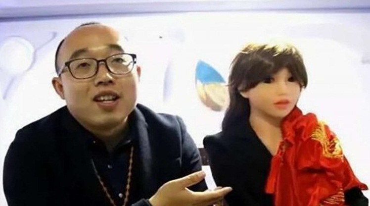 Pria Jomblo Rela Nikahi Robot Wanita Buatannya