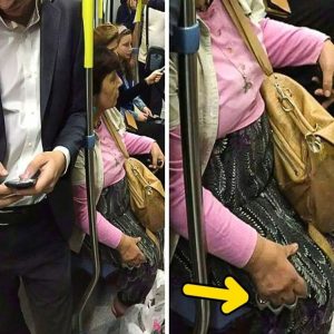 kelakuan aneh orang di kereta api