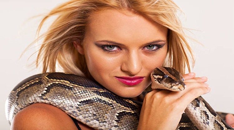 ular pyton di tubuh pacarnya