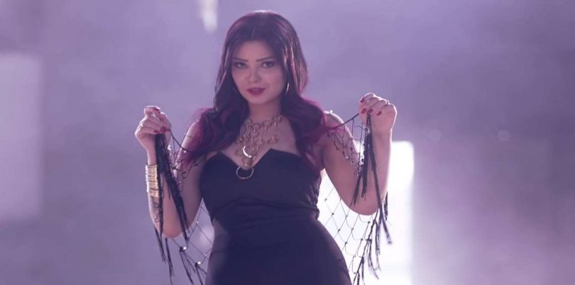 Makan Pisang dengan Memakai Busana Seksi, Penyanyi Cantik Mesir Ditangkap!
