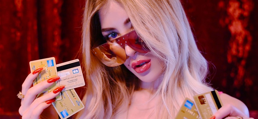 Dibayar Pakai Bitcoin, Penari Cantik nan Seksi Ini Hasilkan Ratusan Juta Sebulan!