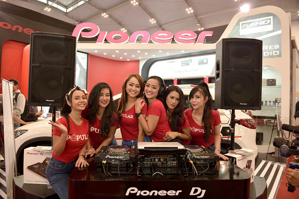 Lantunan Beat-Beat Ciamik Miss POPULAR 'DJ Hunt' di Booth Pioneer Hebohkan GIIAS 2018!