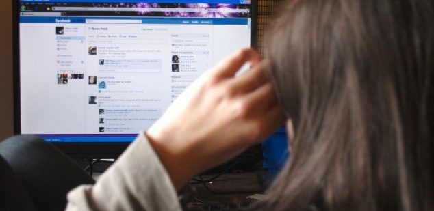 Ini 5 Kelakuan Wanita di Facebook yang Bikin Pria Harus Waspada!