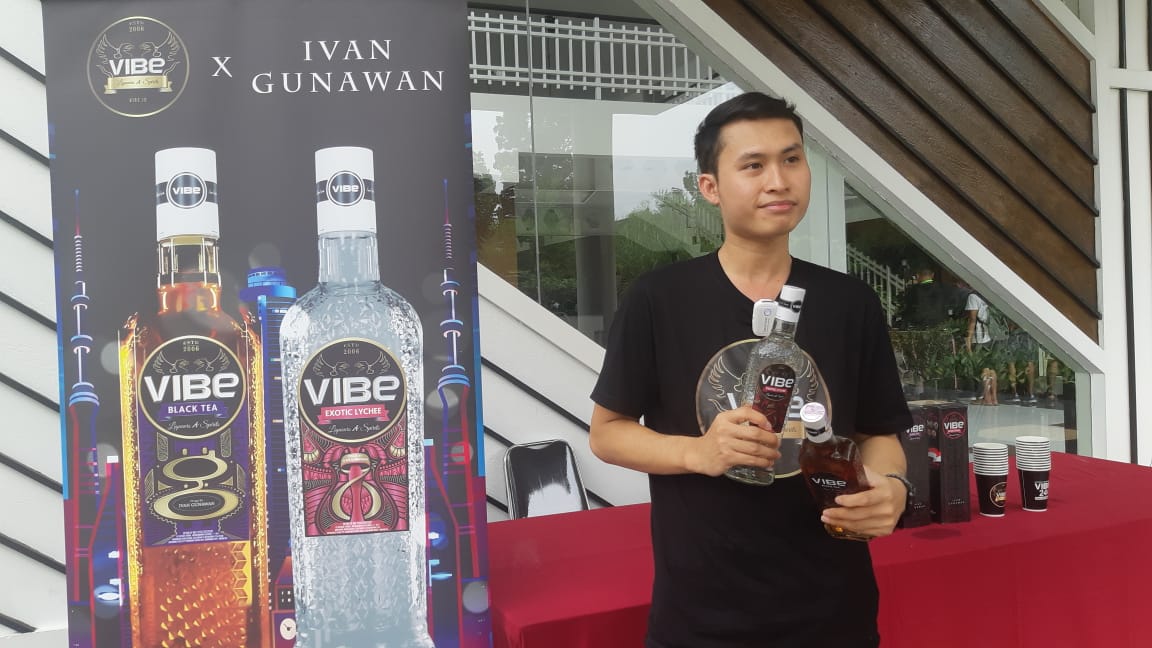 Fahri Tim Digital Marketing VIBE yang memegang botol VIBE model terbaru karya Ivan Gunawan diacara Photocompetitions POPULAR