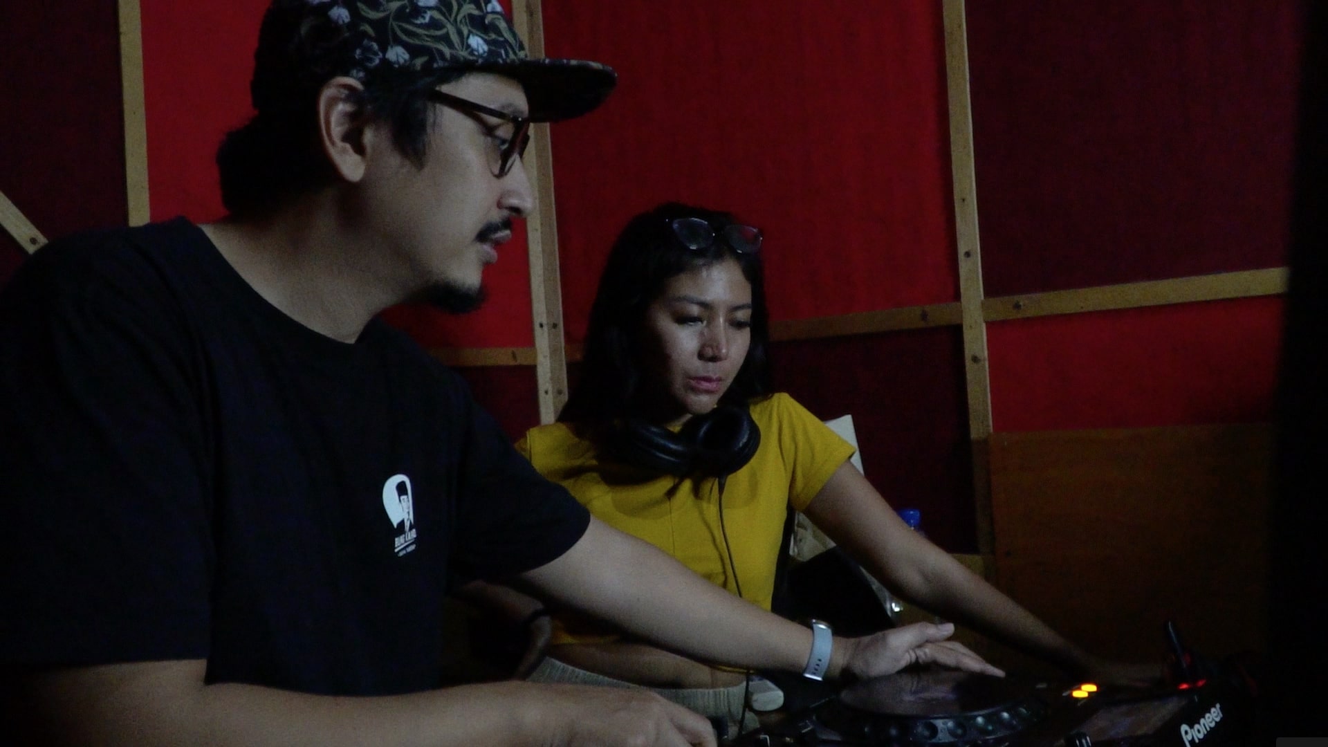 Reva lagi berlatih DJ di studio RDJ bareng Coach Vendart