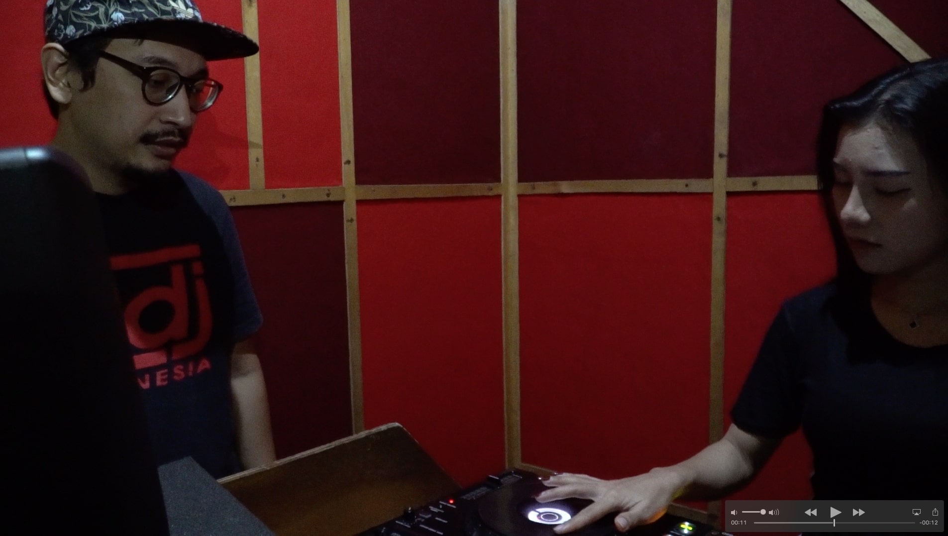 Sasa sedang berlatih Alat DJ dengan Coach Vendart di RDJ Indonesia Studio 